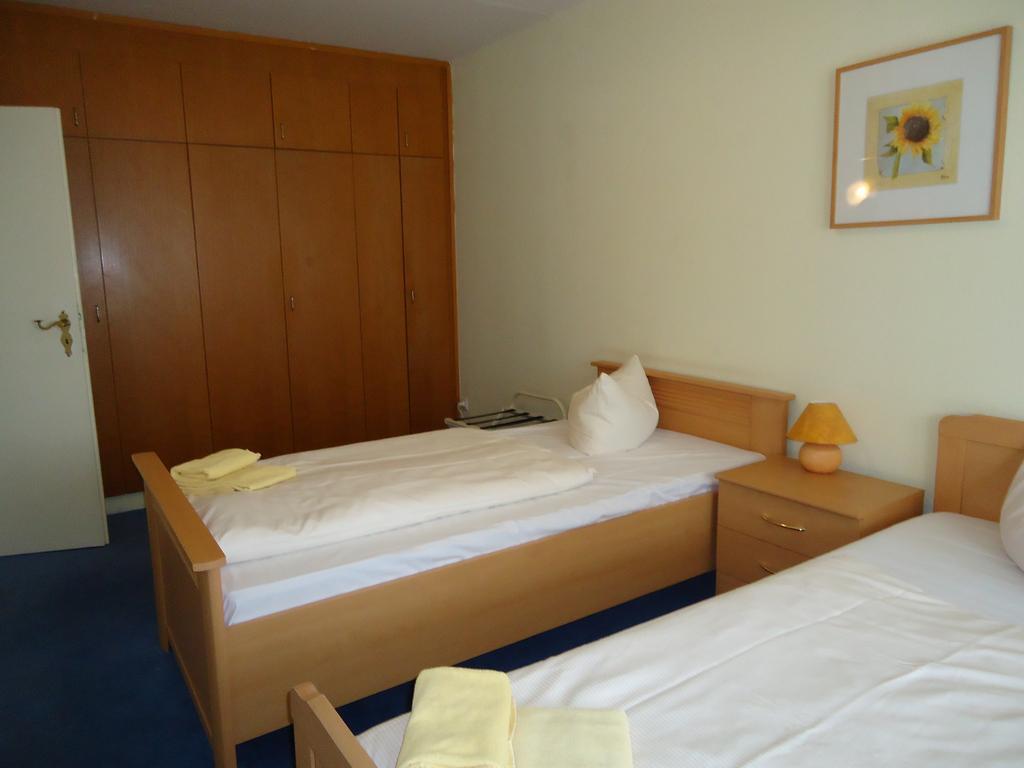 Hotel Kubrat Am Checkpoint Charlie Berlin Room photo