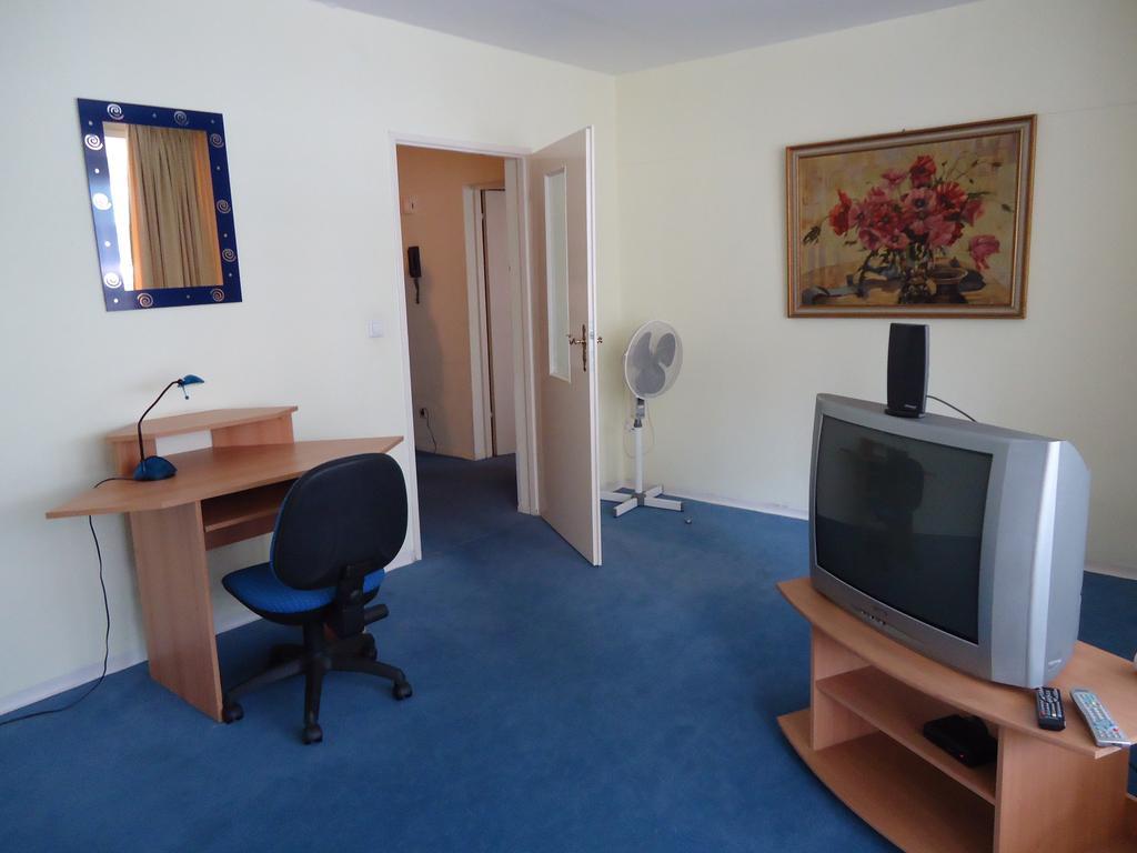 Hotel Kubrat Am Checkpoint Charlie Berlin Room photo