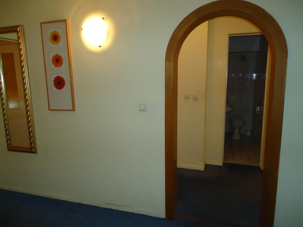 Hotel Kubrat Am Checkpoint Charlie Berlin Room photo