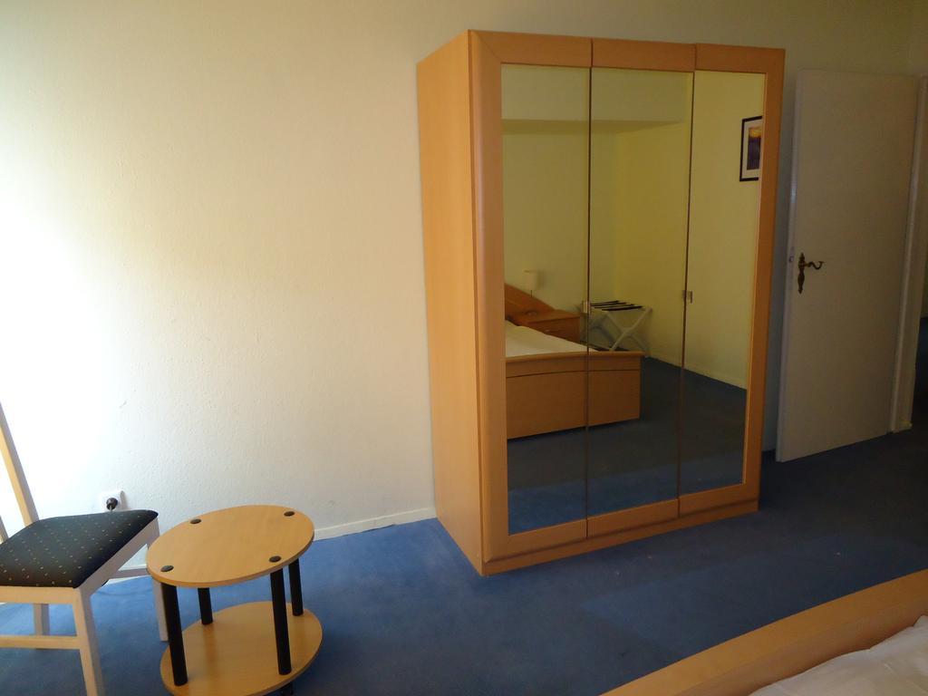 Hotel Kubrat Am Checkpoint Charlie Berlin Room photo