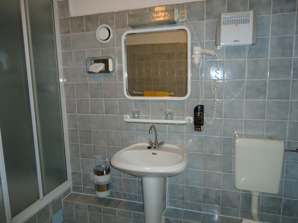Hotel Kubrat Am Checkpoint Charlie Berlin Room photo
