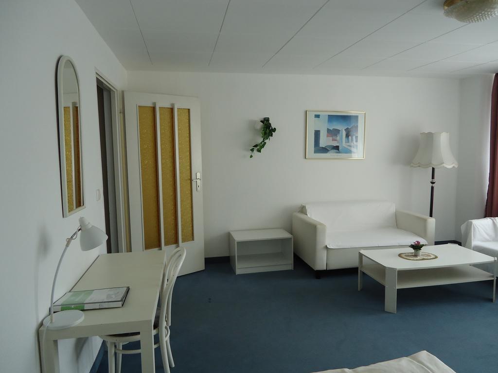Hotel Kubrat Am Checkpoint Charlie Berlin Room photo