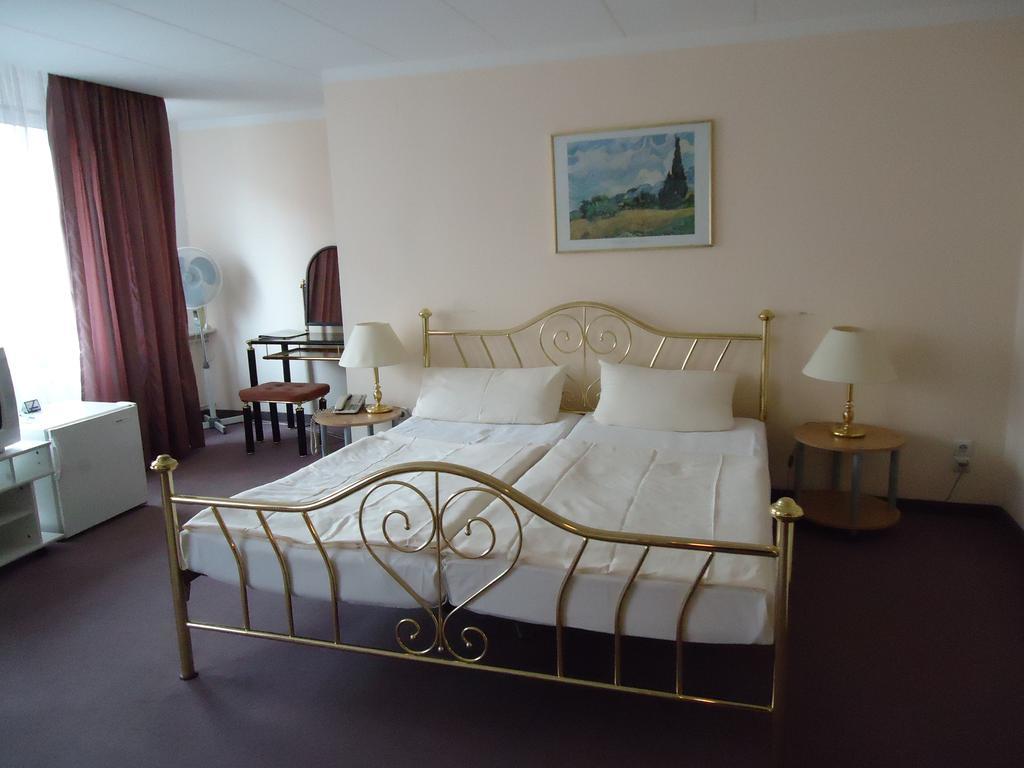 Hotel Kubrat Am Checkpoint Charlie Berlin Room photo