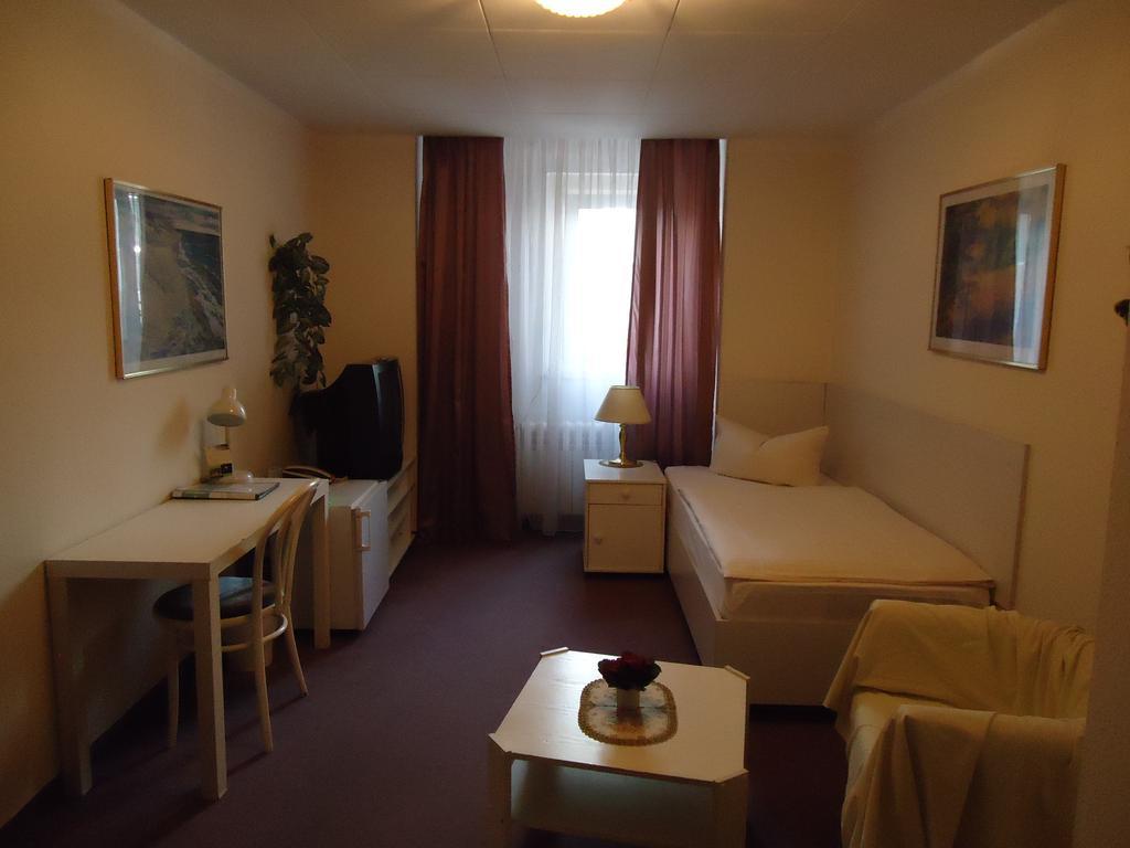 Hotel Kubrat Am Checkpoint Charlie Berlin Room photo